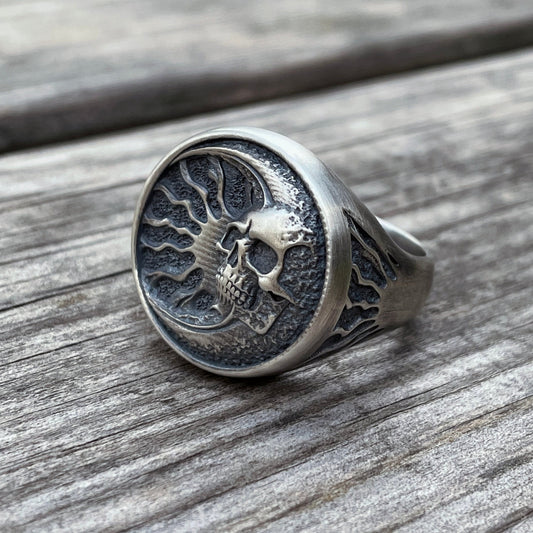 Gravierter Totenkopfring (Silber)