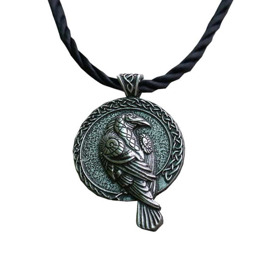 Talisman Viking de Corbeau d'Odin sur fond blanc