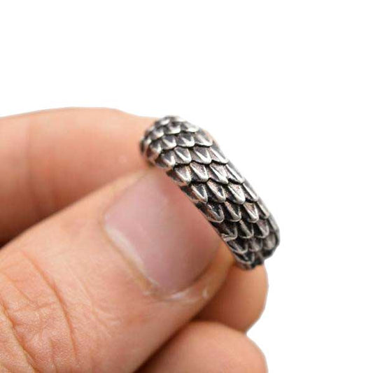 Bague Viking Écailles de Dragon avec une main