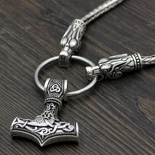 chaine viking mjolnir sur fond